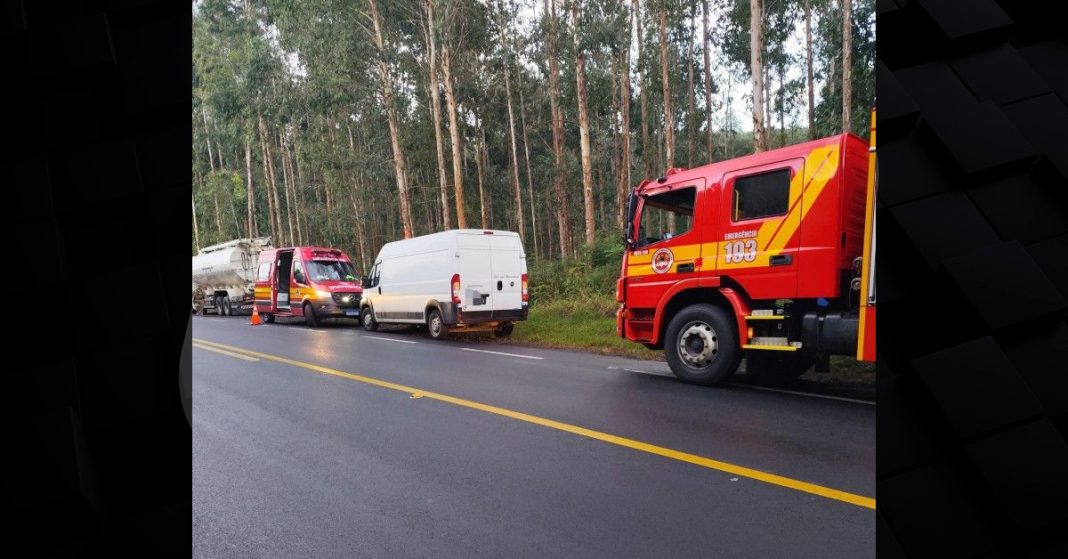 Van colide na traseira de caminhão na BR-280 em Porto União