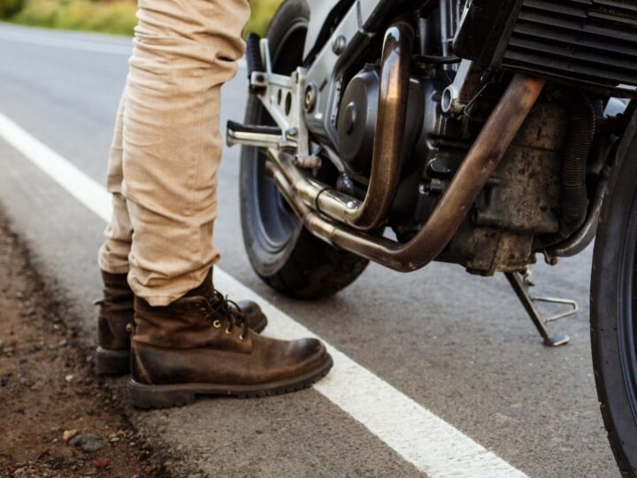 Adolescente atropela policial durante fuga com moto de entregas em SC