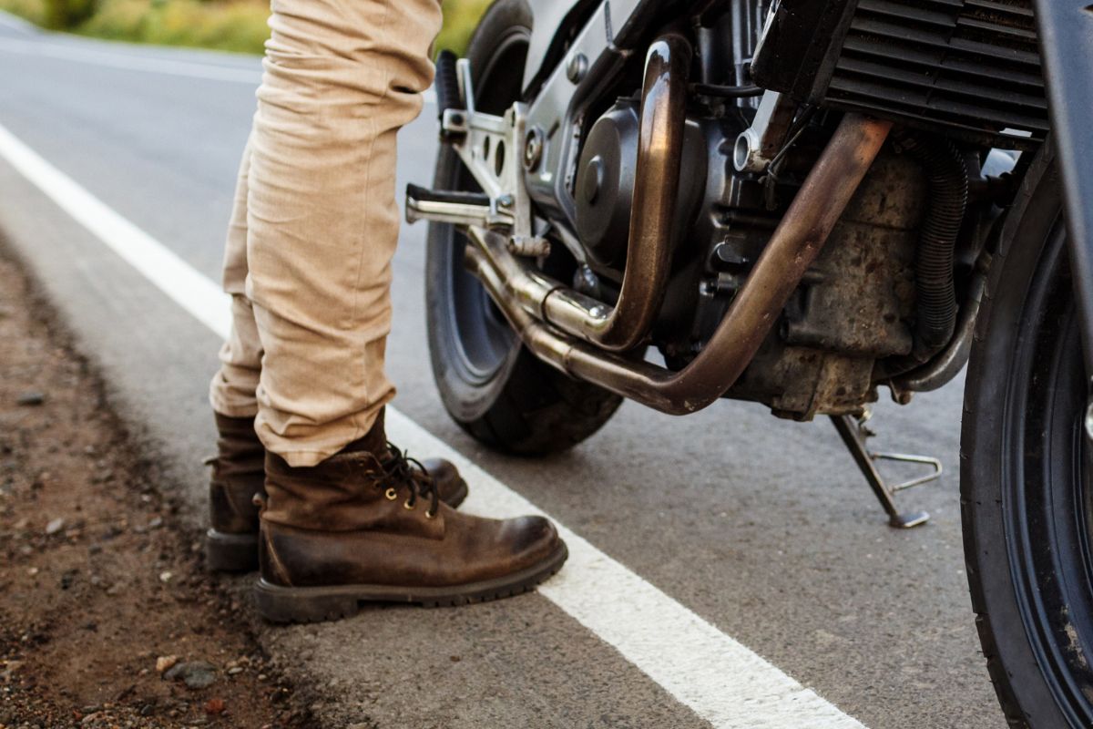 Adolescente atropela policial durante fuga com moto de entregas em SC