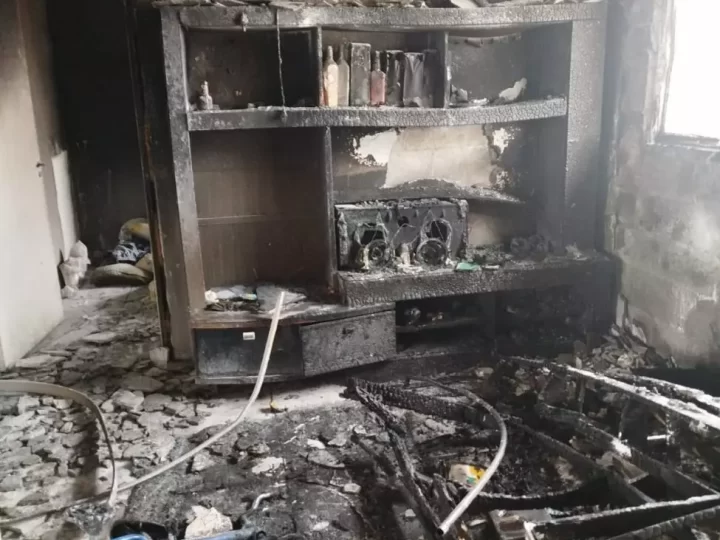 Apartamento pega fogo em Itajaí e vizinhos precisam arrombar porta para salvar família