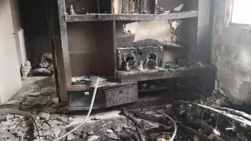 Apartamento pega fogo em Itajaí e vizinhos precisam arrombar porta para salvar família