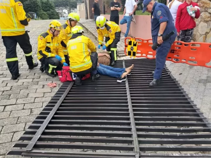 Idosa é atropelada após carro desgovernado invadir calçada e bater em outro veículo em SC