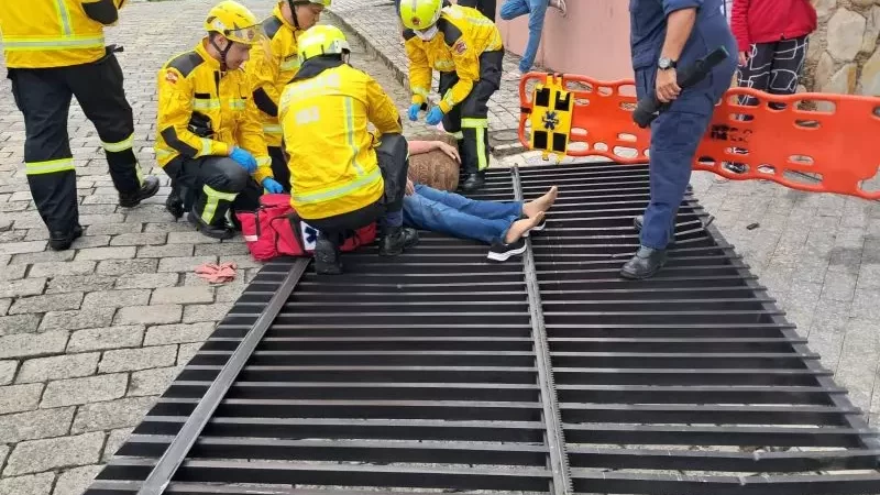 Idosa é atropelada após carro desgovernado invadir calçada e bater em outro veículo em SC