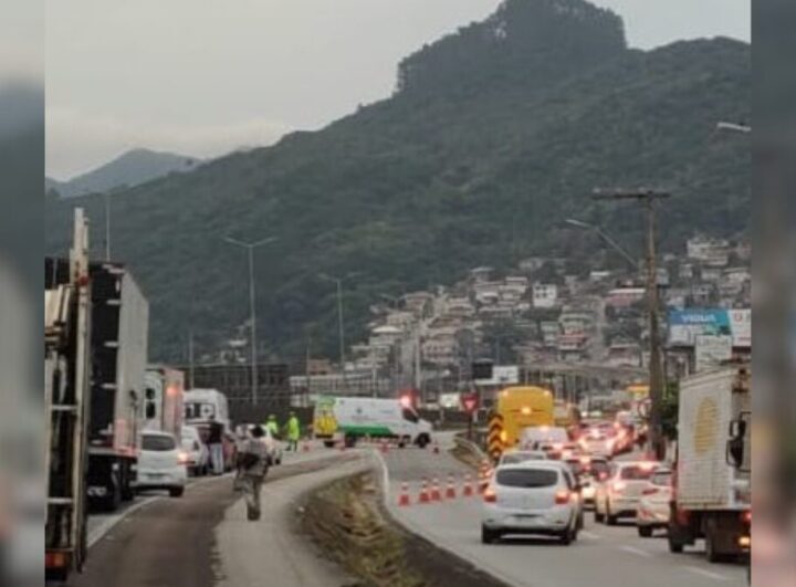 Acidente na BR-101 em Biguaçu deixa ferido, carga na pista e filas quilométricas