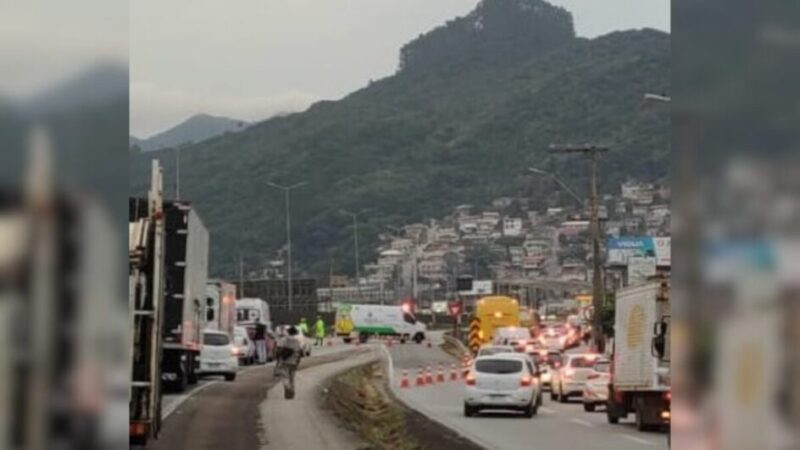 Acidente na BR-101 em Biguaçu deixa ferido, carga na pista e filas quilométricas