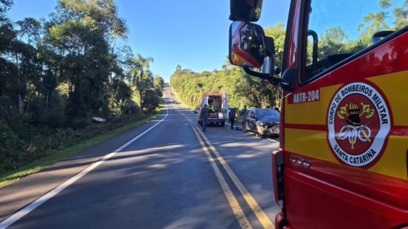 Idosos ficam feridos após colisão entre trator e carro na BR-280