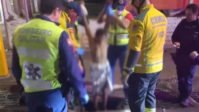 Homem é resgatado nu de bueiro após gritar por socorro em Santa Catarina