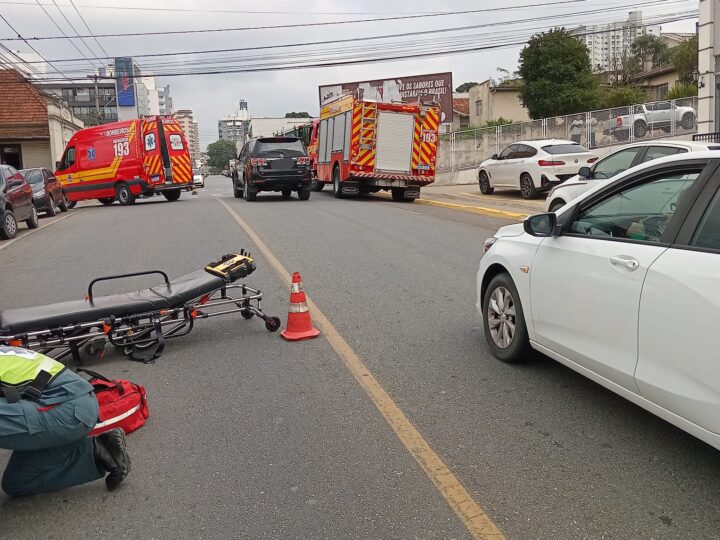 Acidente entre dois carros e moto mobiliza bombeiros no centro de Mafra
