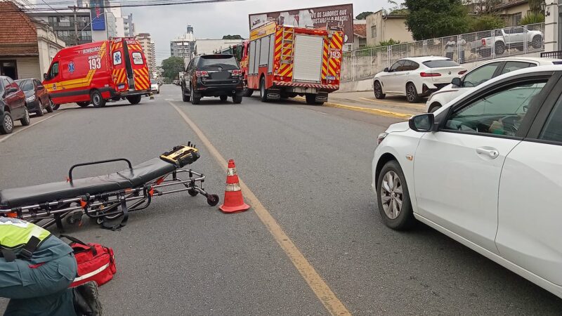 Acidente entre dois carros e moto mobiliza bombeiros no centro de Mafra