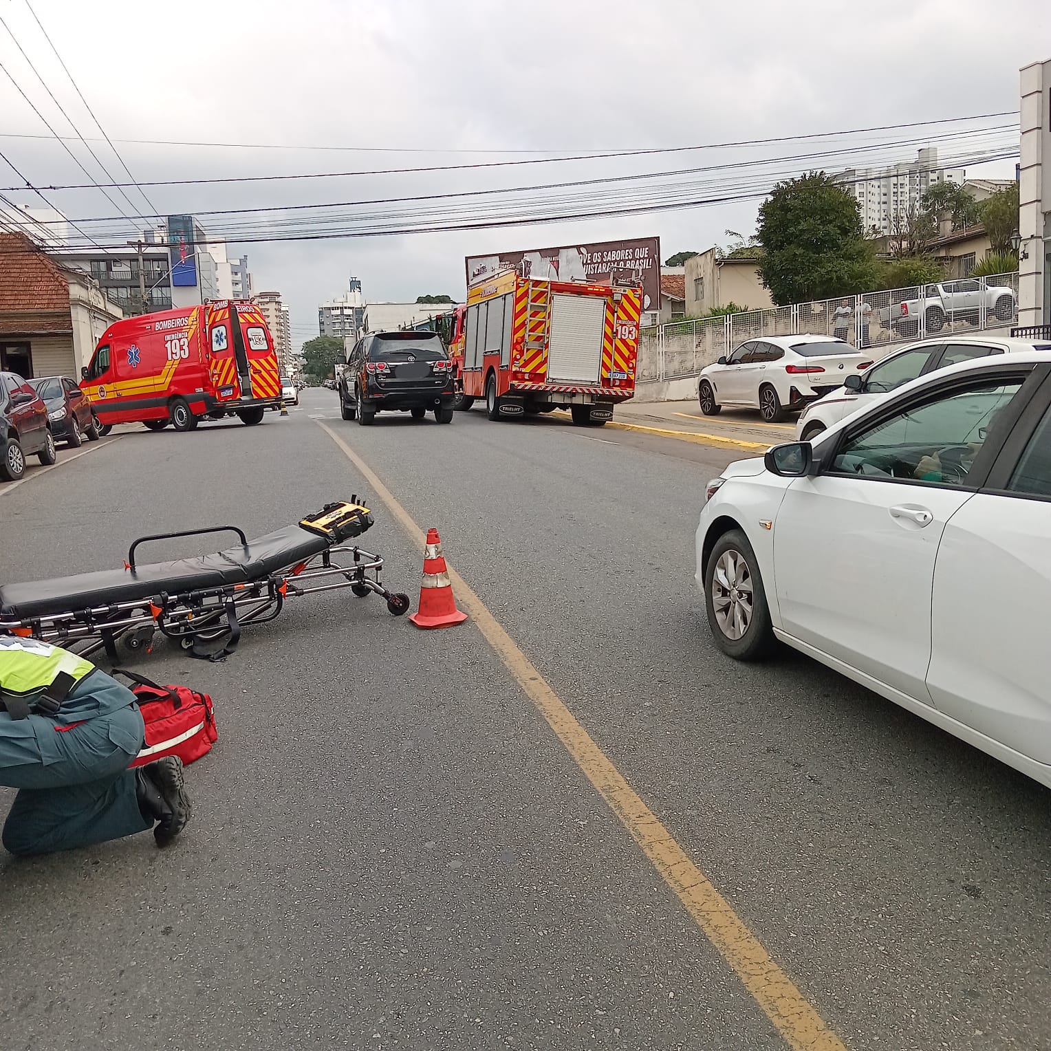 Acidente entre dois carros e moto mobiliza bombeiros no centro de Mafra