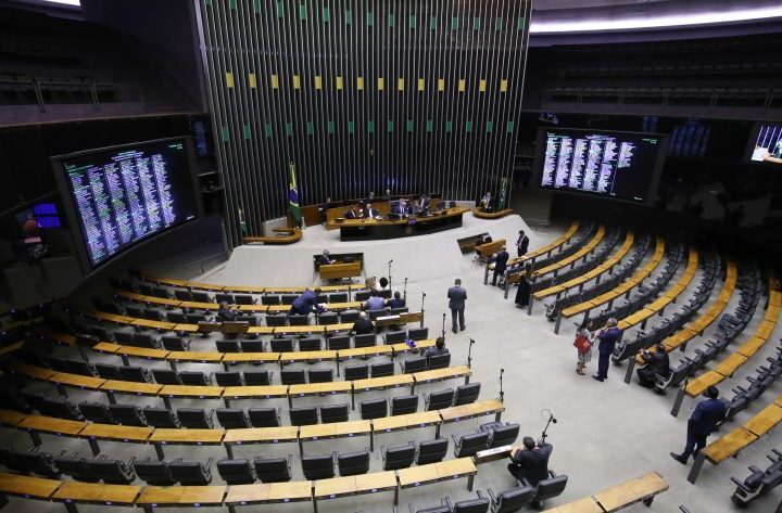 Aumento de deputados federais custará quase R$ 64 milhões por ano