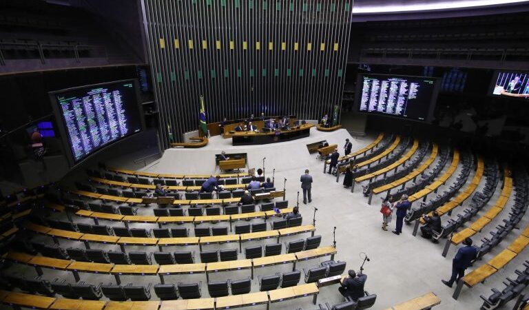 Aumento de deputados federais custará quase R$ 64 milhões por ano