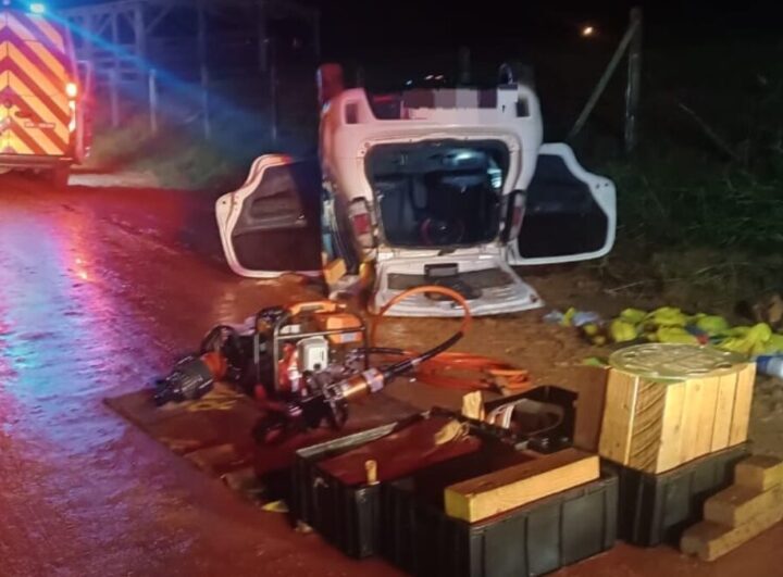 Motorista morre ao bater em cerca de arame e capotar carro no interior de SC 