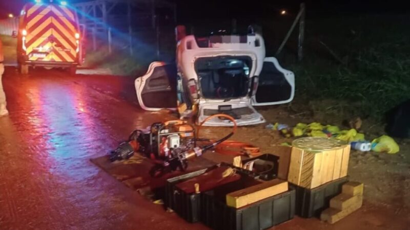 Motorista morre ao bater em cerca de arame e capotar carro no interior de SC 