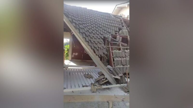 Morador de Itajaí vive maré de azar e caminhão cai duas vezes sobre casa em um único dia