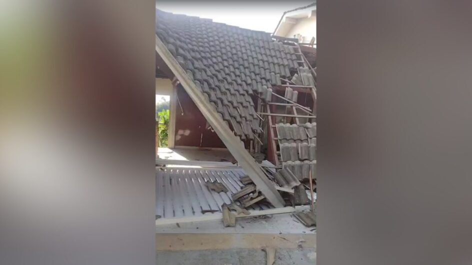 Morador de Itajaí vive maré de azar e caminhão cai duas vezes sobre casa em um único dia