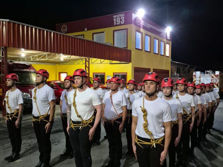 Corpo de Bombeiros de Rio Negrinho inicia curso de Bombeiro Comunitário com foco em disciplina, preparo físico e compromisso social