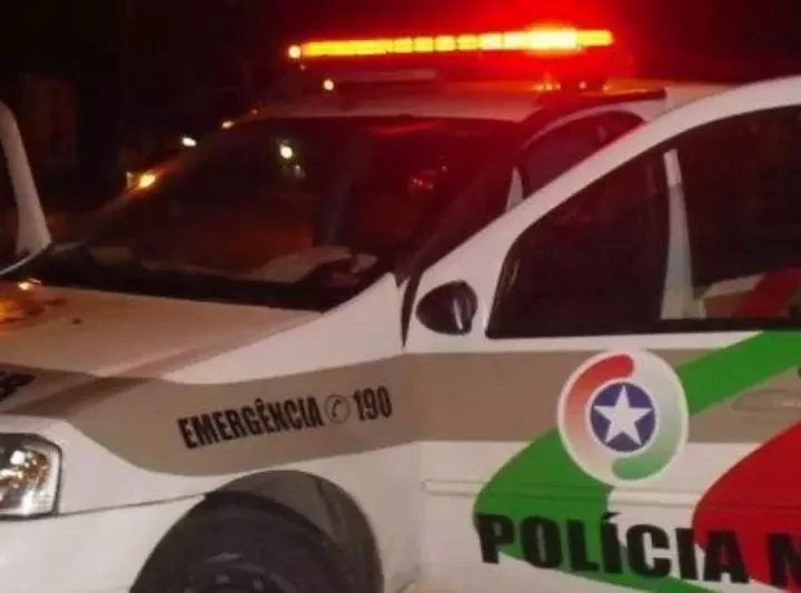 Motorista de app leva facada no pescoço durante corrida e salta do carro para se salvar em SC