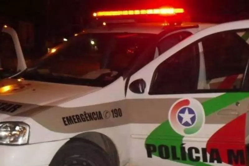 Motorista de app leva facada no pescoço durante corrida e salta do carro para se salvar em SC