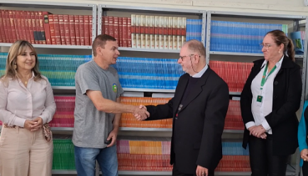 Escola de Itaiópolis vencedora do Prêmio Lume recebe kit da premiação