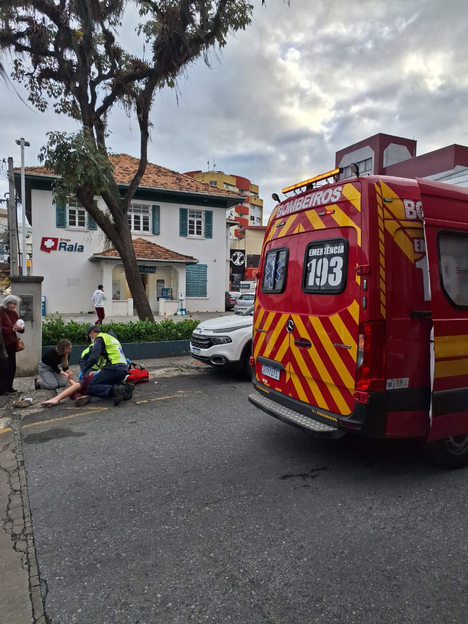 Menino de 11 anos sofre queda de bicicleta no centro de São Bento do Sul