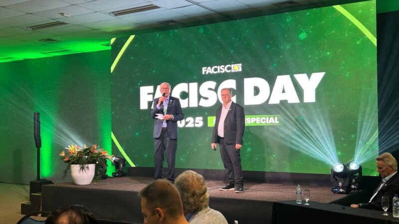 Secretário Silvio Dreveck destaca crescimento da economia catarinense em evento da Facisc