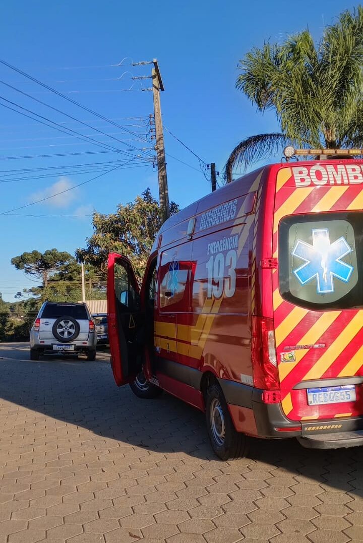 Acidente entre carro e moto deixa motociclista ferido em Campo Alegre