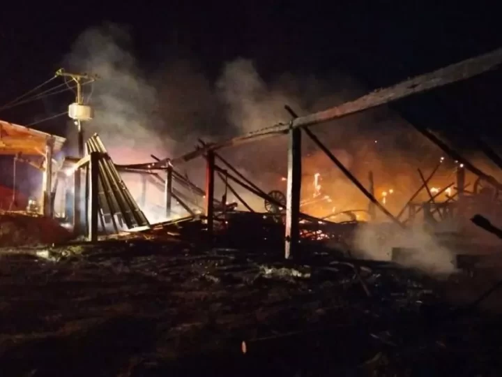 Bombeiros combatem incêndio de grande proporção em madeireira no Extremo Sul de SC