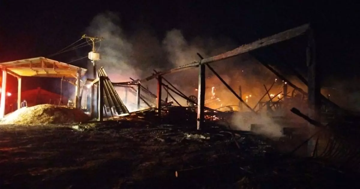 Bombeiros combatem incêndio de grande proporção em madeireira no Extremo Sul de SC