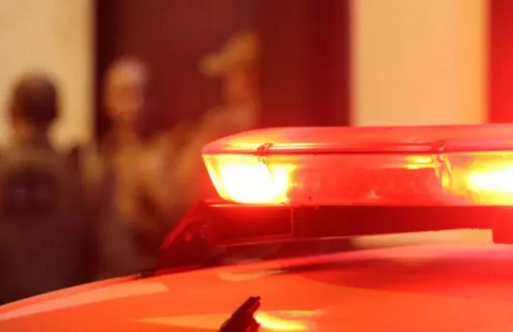 Escondido no sótão, homem é preso 2 vezes em 24h por violar medida protetiva contra mãe em SC