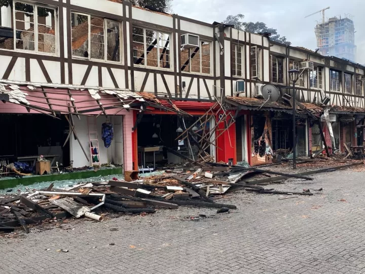 ‘Vamos reconstruir tudo’, diz padre após incêndio que destruiu rua famosa de SC