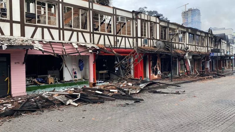 ‘Vamos reconstruir tudo’, diz padre após incêndio que destruiu rua famosa de SC