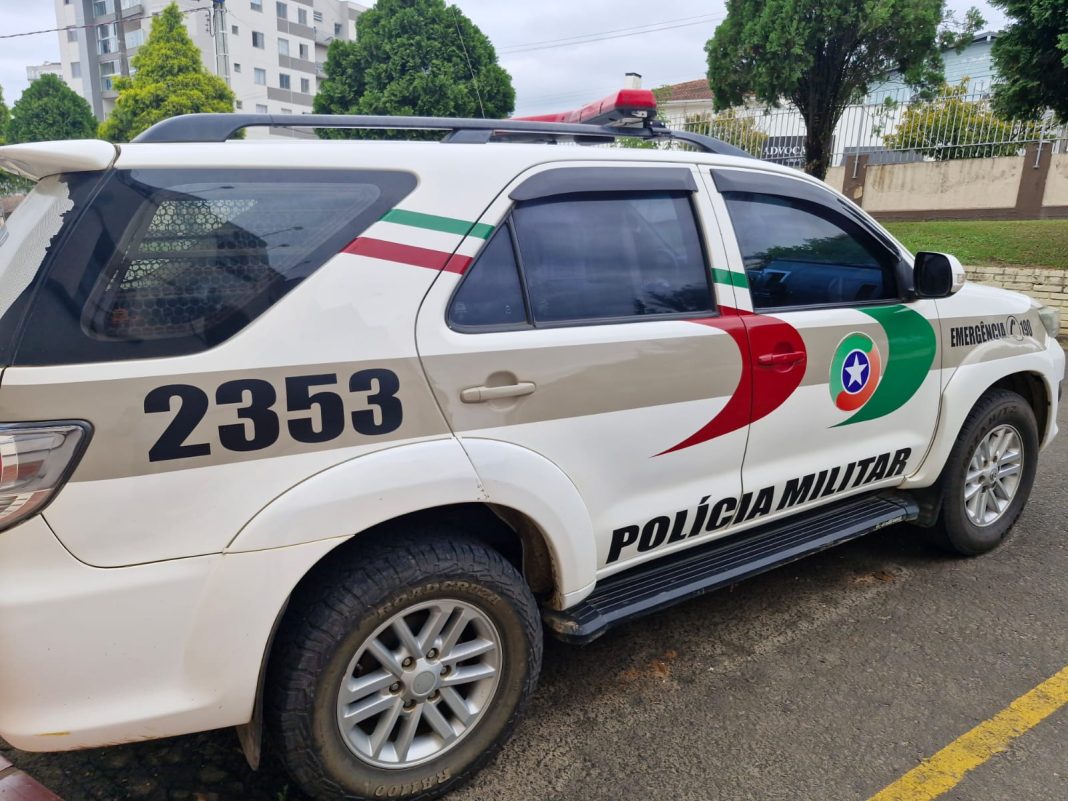 Homem assalta farmácia para comprar “comida e drogas”