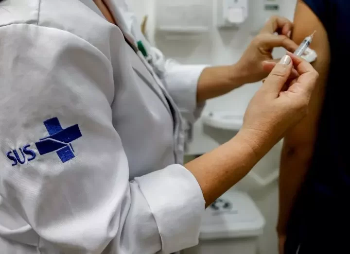 SC amplia vacinação contra a dengue com envio de 11,9 mil doses para novas regiões