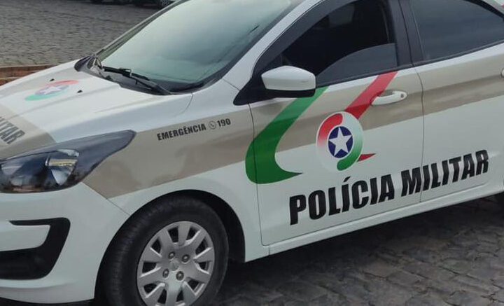 Jovem é presa por xingar e tentar agredir policiais