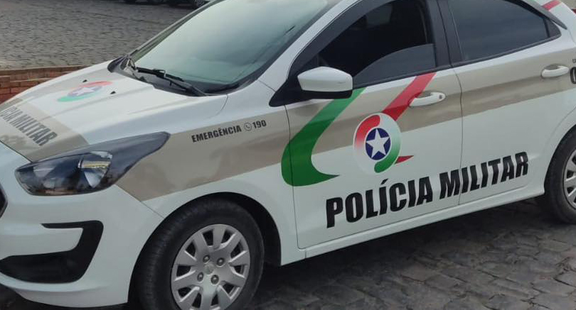 Jovem é presa por xingar e tentar agredir policiais