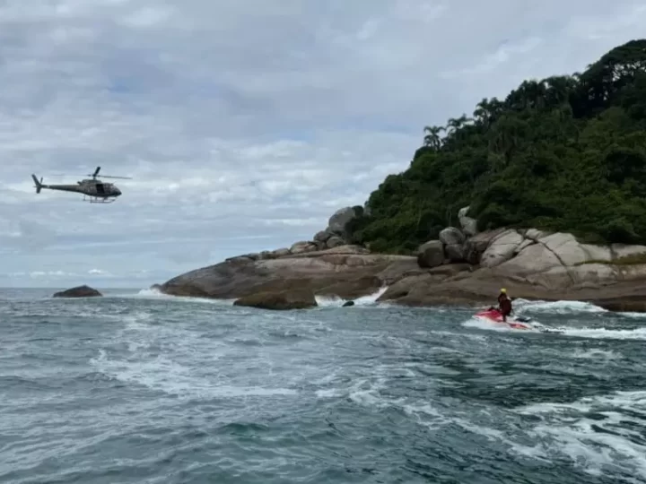 Pescadores são resgatados em ilha após naufrágio em São Francisco do Sul