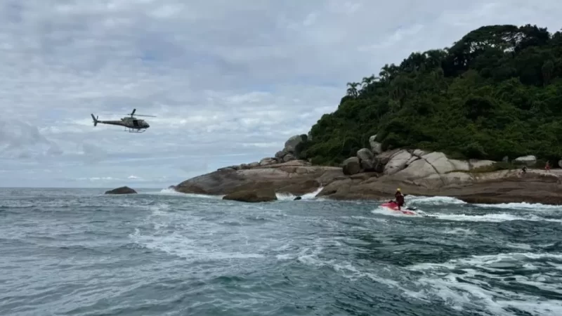 Pescadores são resgatados em ilha após naufrágio em São Francisco do Sul
