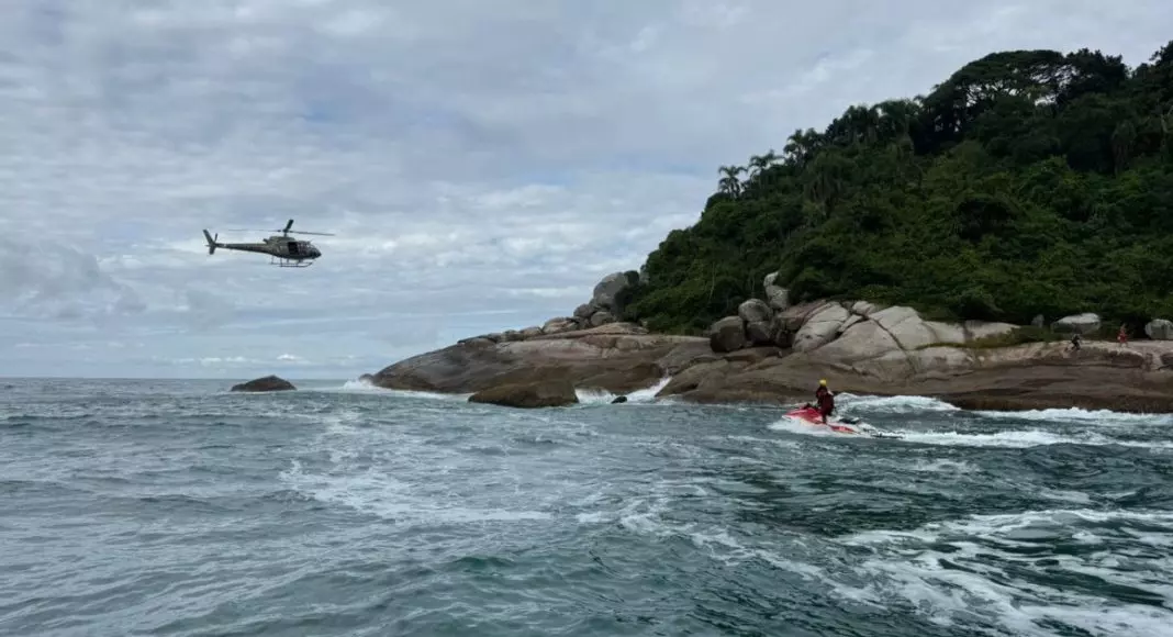 Pescadores são resgatados em ilha após naufrágio em São Francisco do Sul