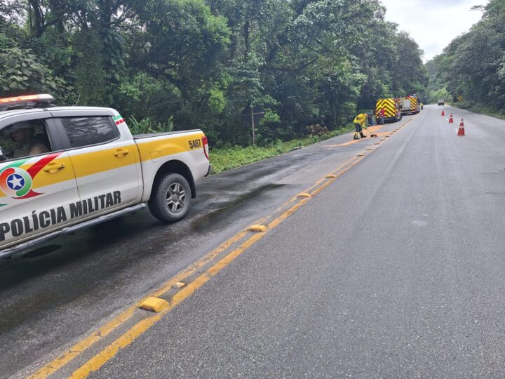 ACIDENTE ENTRE CARRO E CAMINHÃO MOBILIZA EQUIPES DE EMERGÊNCIA NA SC-418
