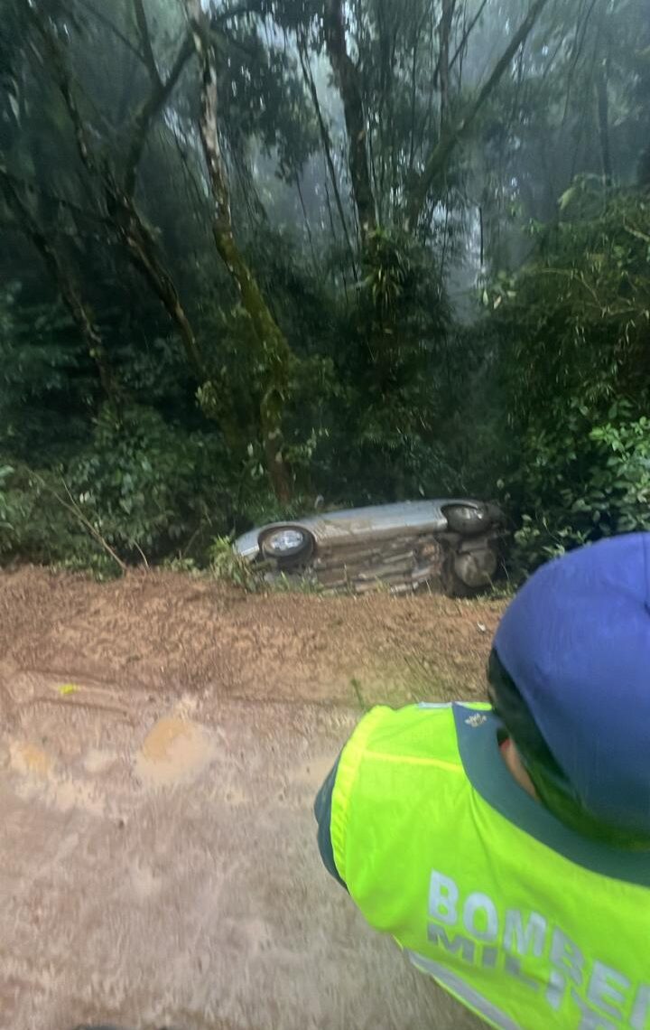 Motorista fica ferido após capotamento de veículo em São Bento do Sul