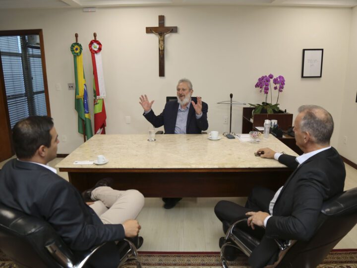 Padre Pedro recebe superintendentes de dois ministérios na presidência da Alesc