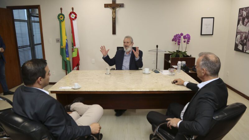 Padre Pedro recebe superintendentes de dois ministérios na presidência da Alesc