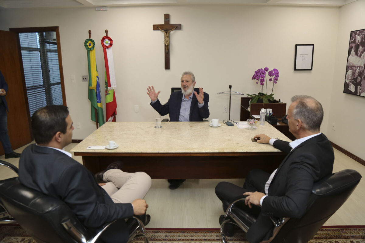 Padre Pedro recebe superintendentes de dois ministérios na presidência da Alesc