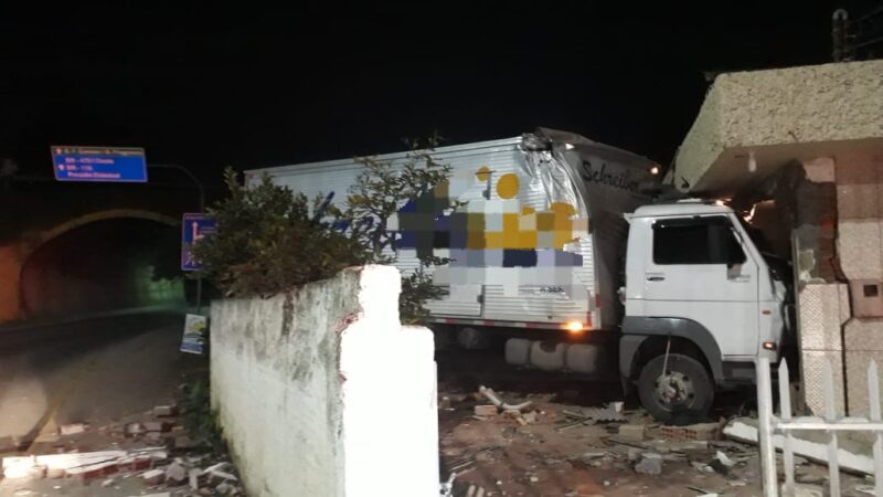 Caminhão colide com residência em Rio do Sul e deixa homem ferido