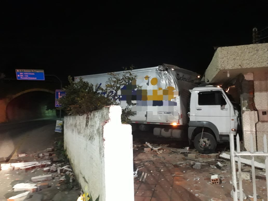 Caminhão colide com residência em Rio do Sul e deixa homem ferido