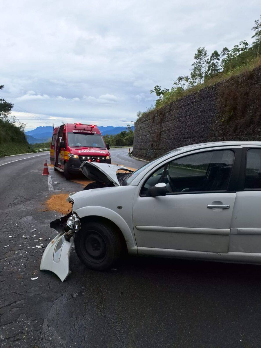 Colisão entre dois carros mobiliza socorristas na BR-280 em Corupá