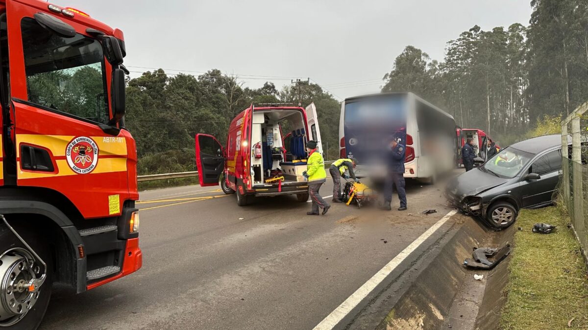 Motorista fica ferido após colisão entre carro e ônibus no bairro Mato Preto