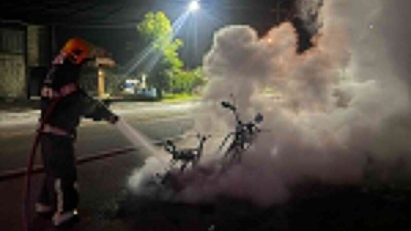 Motocicleta elétrica pega fogo durante a madrugada em Rio Negrinho