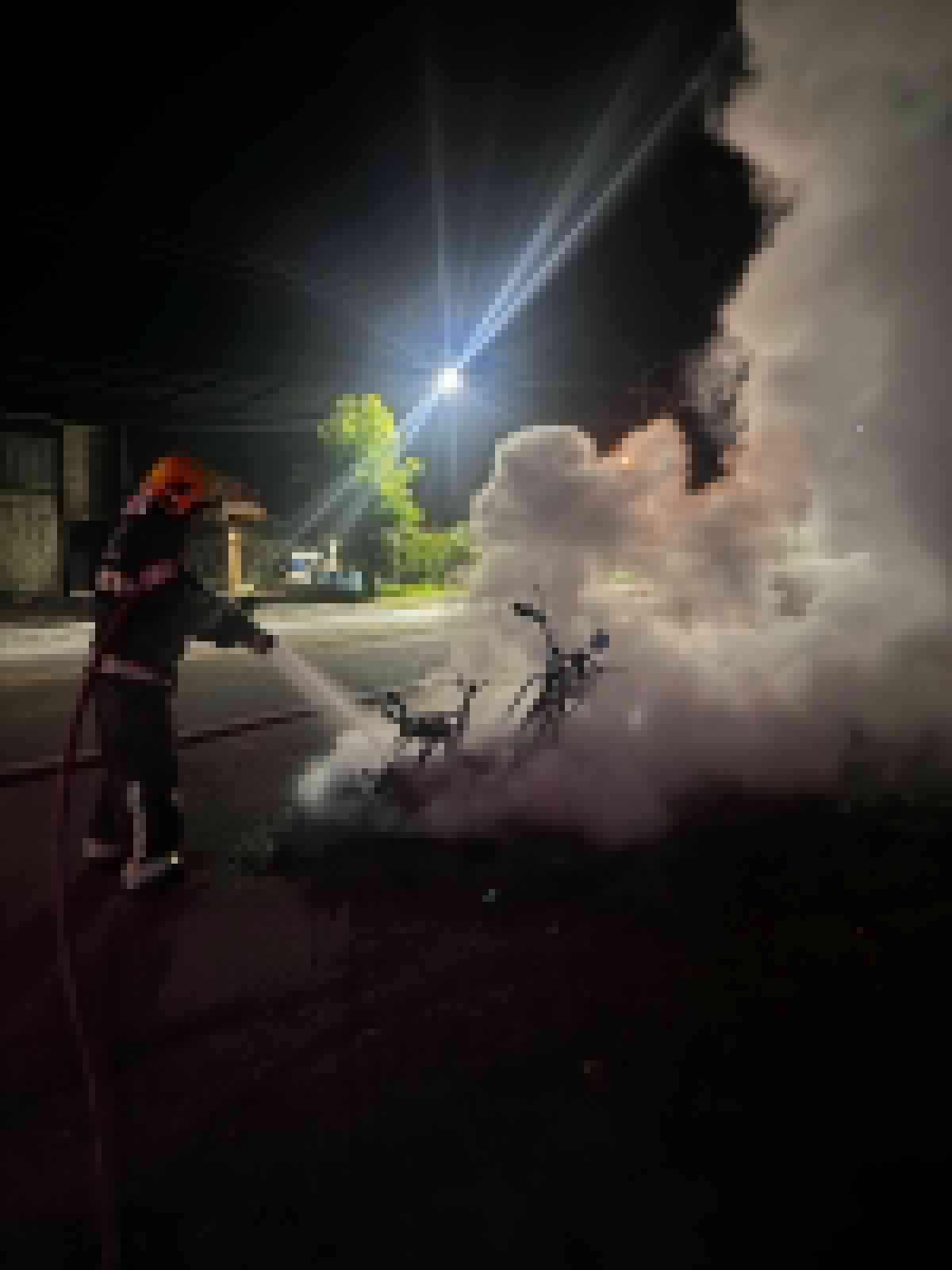 Motocicleta elétrica pega fogo durante a madrugada em Rio Negrinho